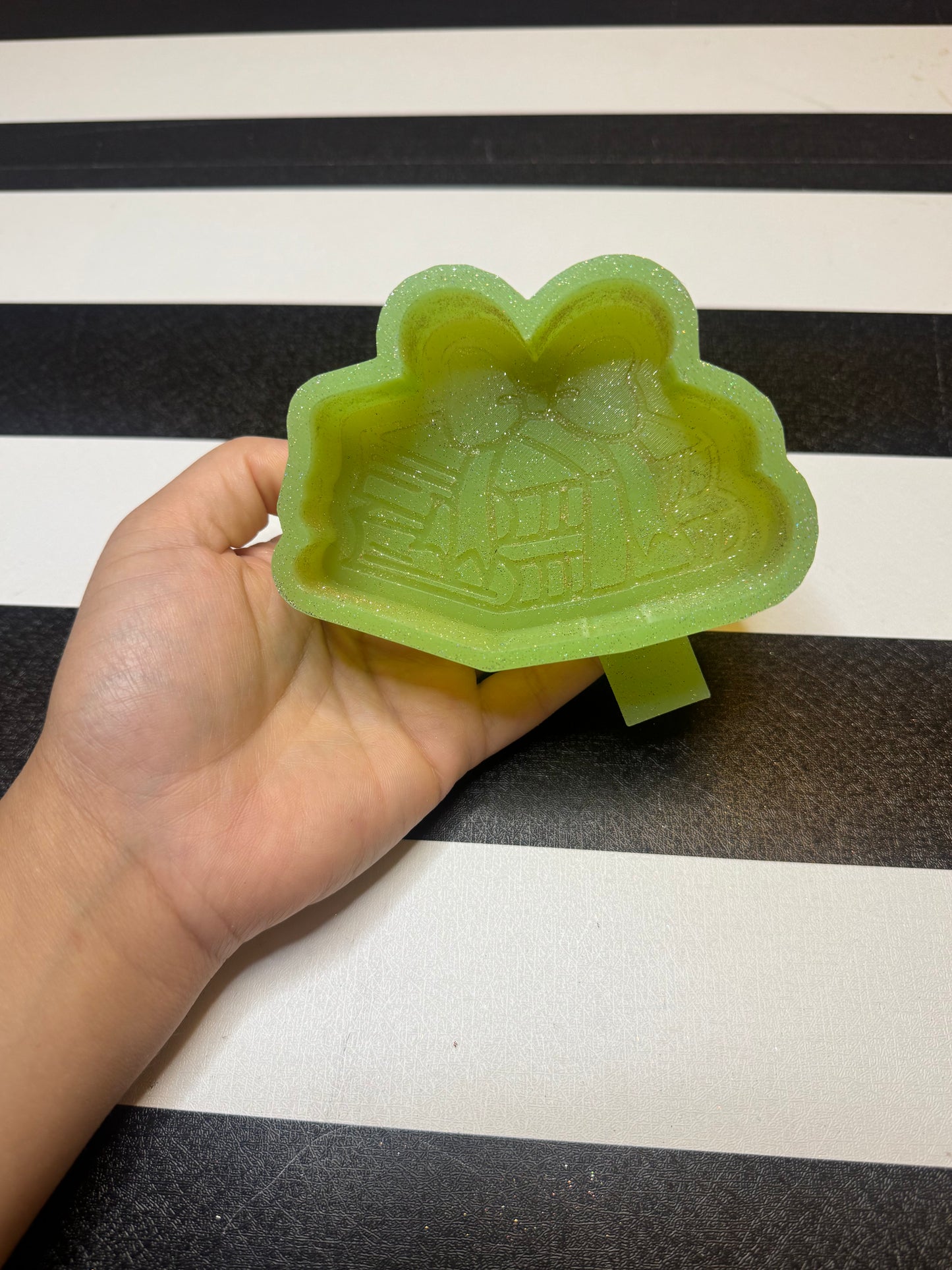 Books w/ bow - Hey Lo